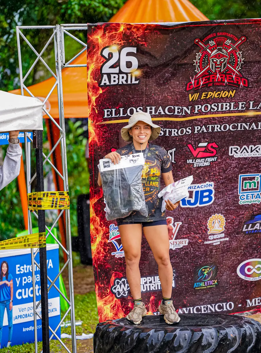 Atleta premiada en el podio de la VII edición